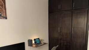 1 habitación, tabla de planchar con plancha, wifi y ropa de cama 