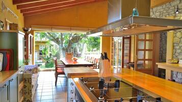 Een koelkast, een magnetron, een oven, een vaatwasser