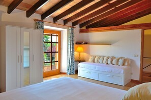 4 chambres, système d’insonorisation, fer et planche à repasser