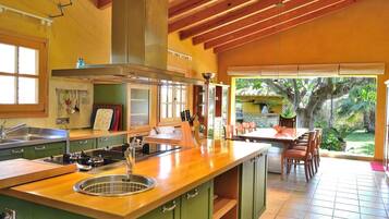 Een koelkast, een microgolfoven, een oven, een vaatwasser