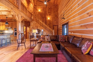 Ferienhütte, Mehrere Betten, Whirlpool, Bergblick (Grand Vista Lodge) | Wohnbereich | Kamin