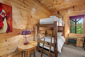 Hytte - flere senge - boblebad - bjergudsigt (Mountain Laurel Lodge) | 3 soveværelser, individuelt design, individuel indretning, sengetøj