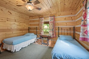 3 bedrooms, individually decorated, individually furnished, bed sheets - Mountain Laurel Lodge (Vilas)