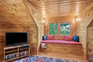 Ferienhütte, Mehrere Betten, Whirlpool, Bergblick (Mountain Laurel Lodge) | Wohnzimmer