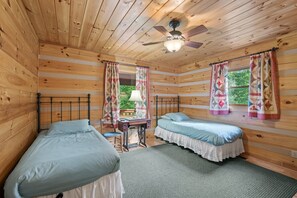 3 間臥室、獨特裝潢、布置獨特、床  單