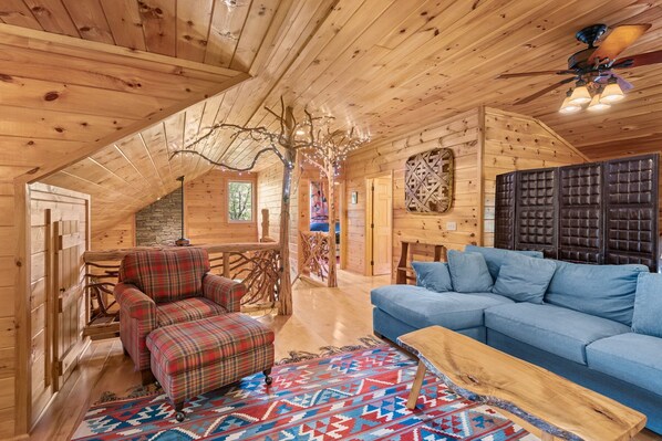 Cabane, plusieurs lits, bain à remous, vue montagne (Mountain Laurel Lodge) | Intérieur