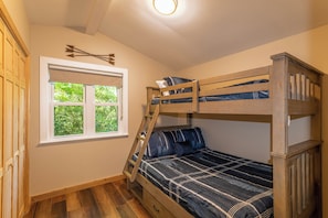 Huis, meerdere bedden, patio, uitzicht op bergen (Cozy Cottage) | 2 slaapkamers, individueel gedecoreerd, individueel gemeubileerd