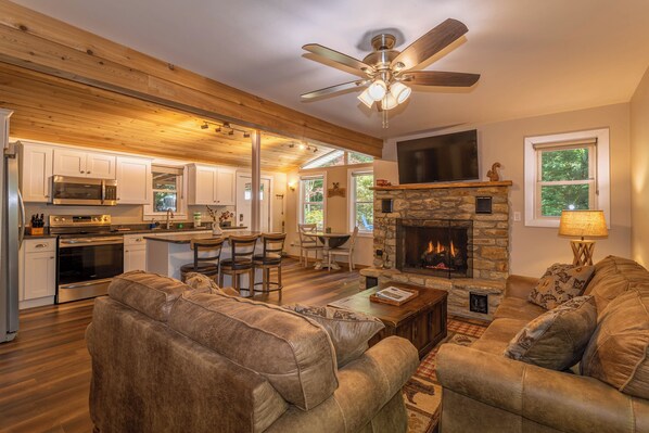 Ferienhaus, Mehrere Betten, Terrasse, Bergblick (Cozy Cottage) | Wohnbereich | Kamin