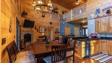 Cabin, Multiple Beds, Hot Tub, Mountain View (Porridge Pot) | Dining