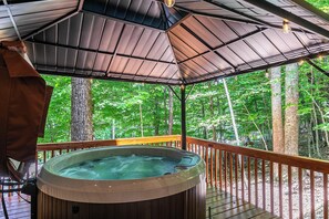 House, Multiple Beds, Patio, Mountain View (Chasing Birdies) | Outdoor spa tub - Chasing Birdies (Banner Elk)