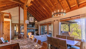 Hus, flere senger, spabadekar, fjellutsikt (Blue Hole Lodge at Blue Ridge ) | Oppholdsområde