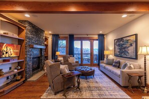 منزل - عدة أسرّة - بمغطس ساخن - منظر للجبل (Blue Hole Lodge at Blue Ridge ) | منطقة المعيشة | مدفأة