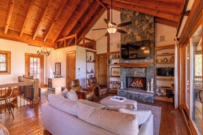 Ferienhaus, Mehrere Betten, Whirlpool, Bergblick (Blue Hole Lodge at Blue Ridge ) | Wohnbereich | Kamin