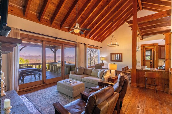 منزل - عدة أسرّة - بمغطس ساخن - منظر للجبل (Blue Hole Lodge at Blue Ridge ) | منطقة المعيشة | مدفأة