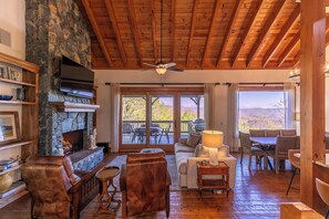 Ferienhaus, Mehrere Betten, Whirlpool, Bergblick (Blue Hole Lodge at Blue Ridge ) | Wohnbereich | Kamin