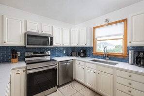 Fridge, microwave, oven, stovetop - Decorated for the Holidays! Celebrate OBX Style! (Corolla)