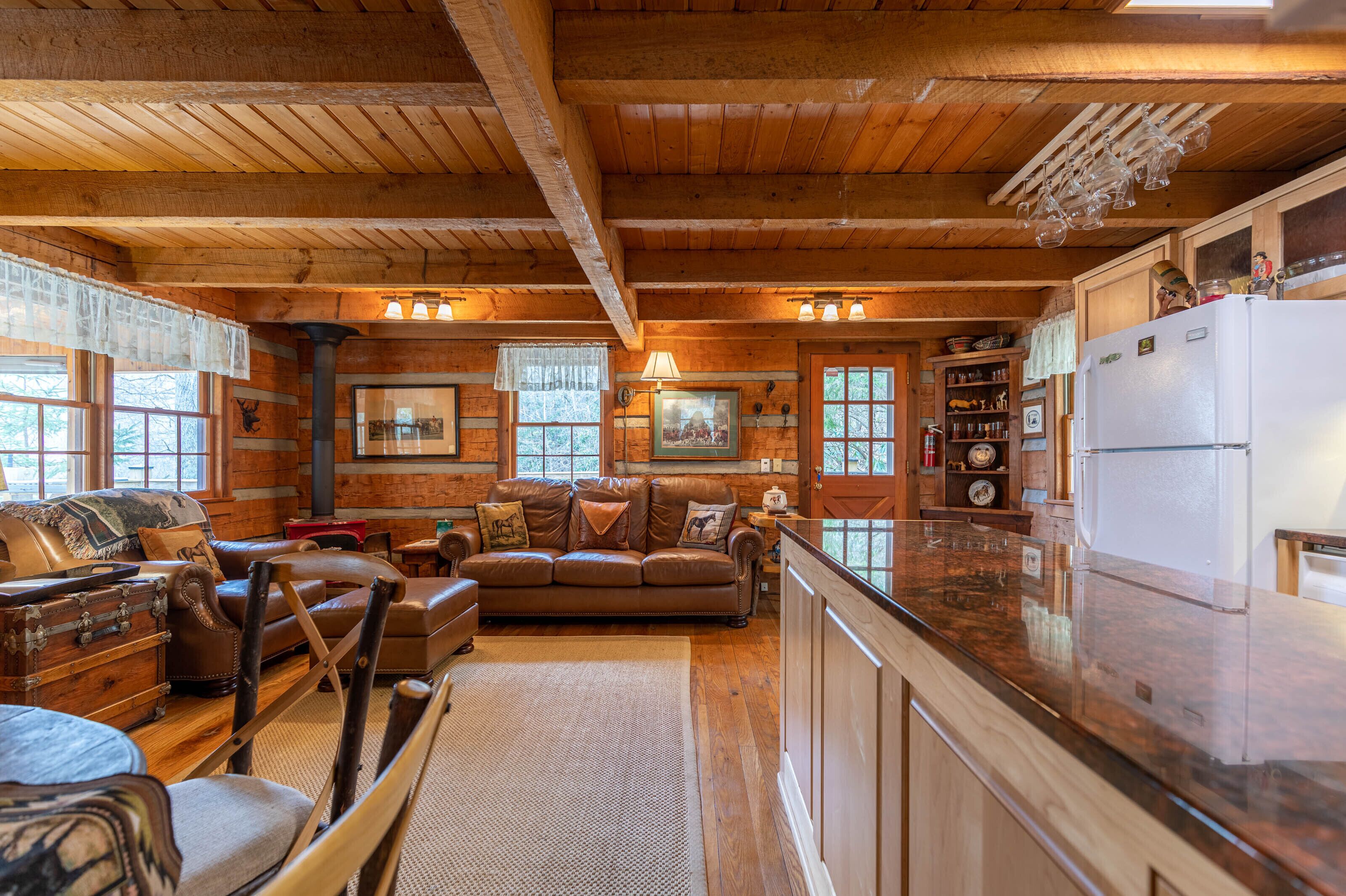 House, Multiple Beds, Patio, Mountain View (Creeksong Cabin) | Living area