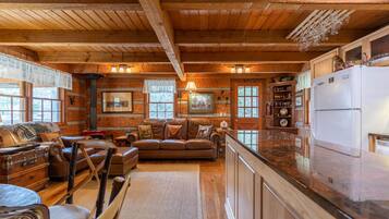 House, Multiple Beds, Patio, Mountain View (Creeksong Cabin) | Living area