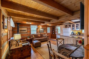 Huis, meerdere bedden, patio, uitzicht op bergen (Creeksong Cabin) | Woonruimte