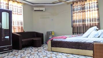 Deluxe eenpersoonskamer, uitzicht op de stad | Een strijkplank/strijkijzer, gratis wifi