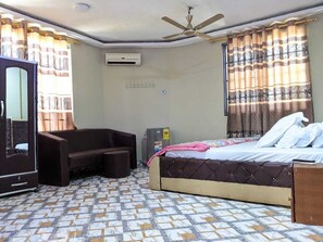 Chambre simple Deluxe, vue sur la ville | Fer et planche Ă repasser, accĂšs au Wi-Fi (inclus)