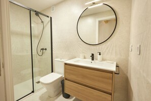 Shower, hair dryer, towels, toilet paper - Viveiro Dreams (Viveiro)