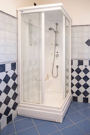 Ferienhaus | Badezimmer | Badewanne und Dusche (separat), kostenlose Toilettenartikel
