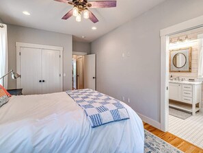 4 slaapkamers, een bureau, een strijkplank/strijkijzer, wifi