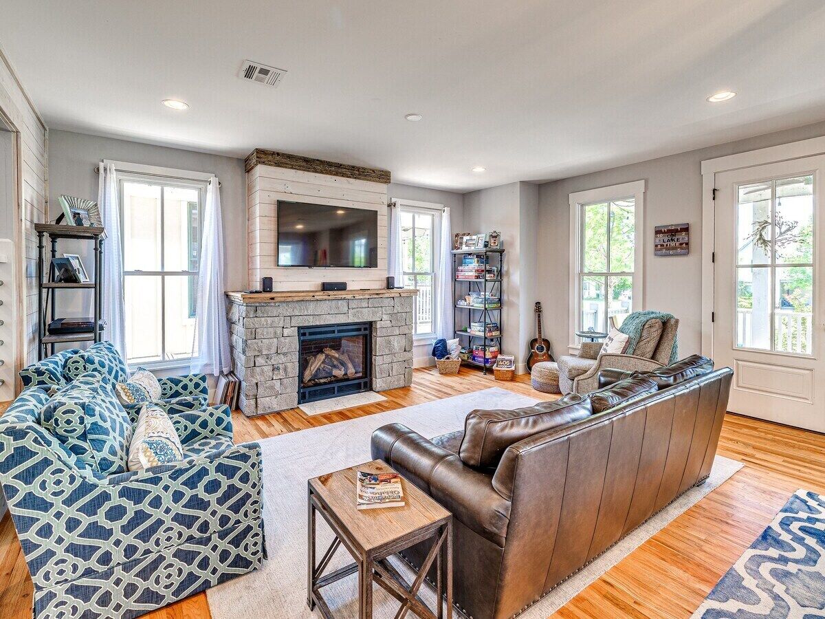 Televisión, chimenea, reproductor de DVD y libros 