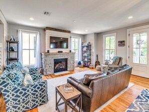 Televisión, chimenea, reproductor de DVD y libros