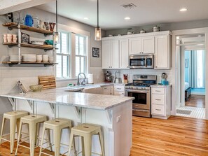 Microondas, horno, parrilla de estufa y cafetera y tetera