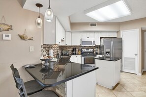 Fridge, microwave, oven, stovetop - Windward Pointe 1103 by Liquid Life (Orange Beach)