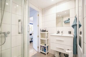 Dusj, hårføner, håndklær og såpe