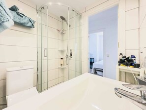 Shower, hair dryer, towels, soap - 113 - Beachfront Apartment with Amazing Sea Views and Pool in Fuengirola. (Fuengirola)