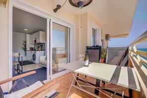 Outdoor dining - 113 - Beachfront Apartment with Amazing Sea Views and Pool in Fuengirola. (Fuengirola)