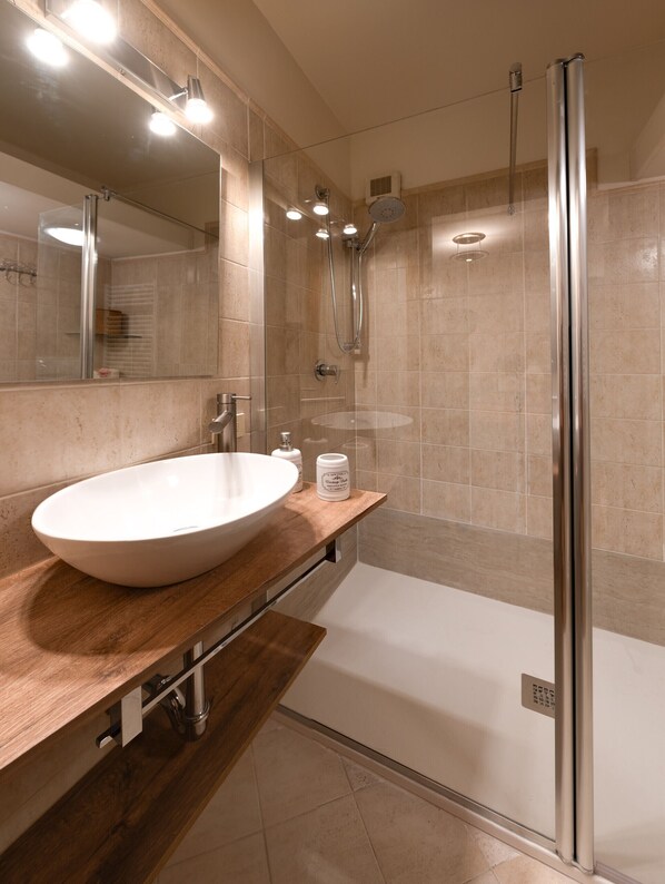 Douche, sèche-cheveux, serviettes fournies