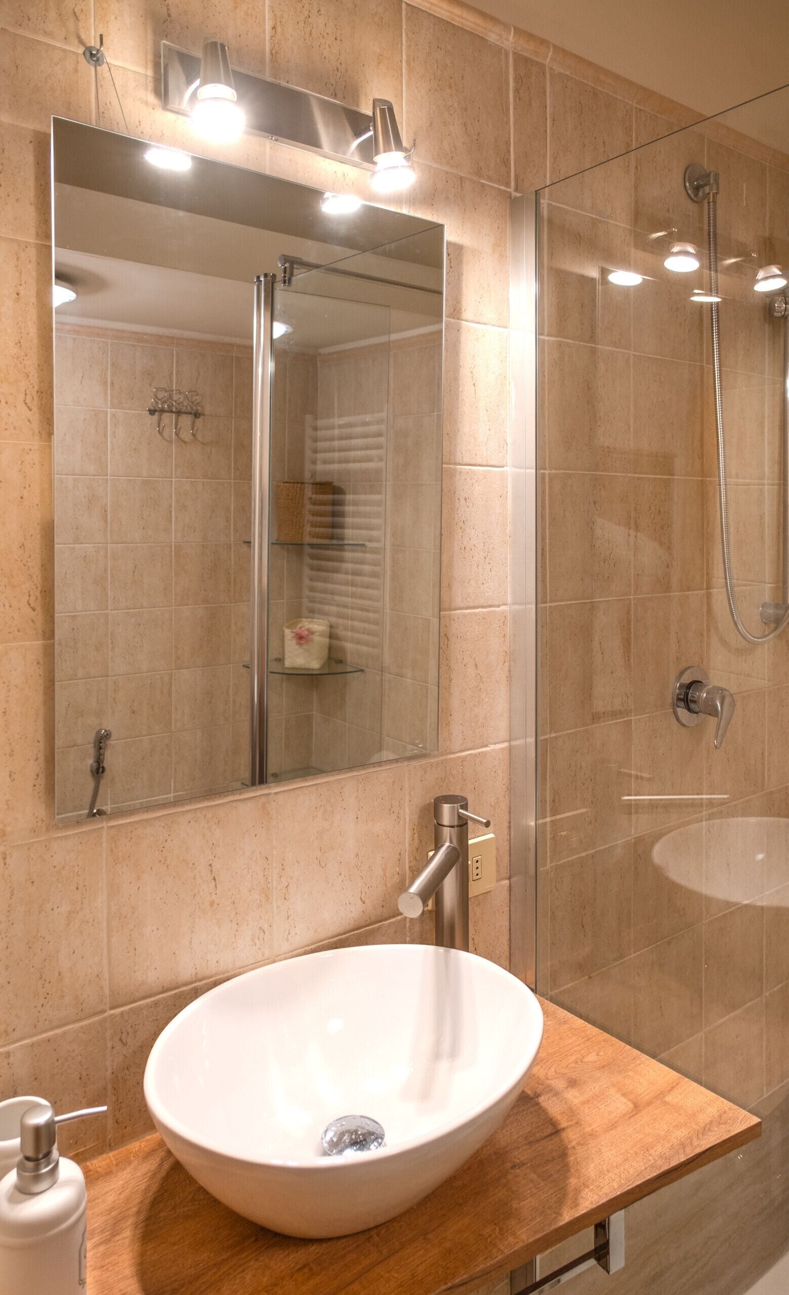 Dusj, hårføner og håndklær