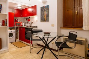 Fridge, microwave, oven, coffee/tea maker