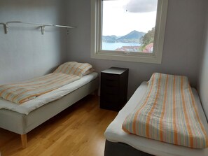 3 soverom, skrivebord, strykejern/-brett og wi-fi