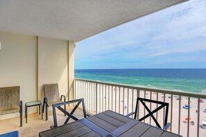 Ein Balkon mit Blick auf Strand und Meer.