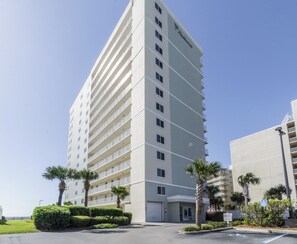 Un grand hôtel à plusieurs étages, doté d’une architecture moderne, avec des balcons et un toit plat.