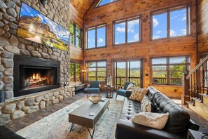 Hytte, flere senger, spabadekar, fjellutsikt (Cranberry View Lodge) | Oppholdsområde | Peis