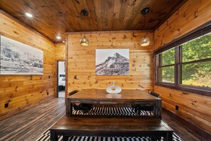 Kabin, Beberapa Tempat Tidur, hot tub, pemandangan gunung (Cranberry View Lodge) | Tempat makan