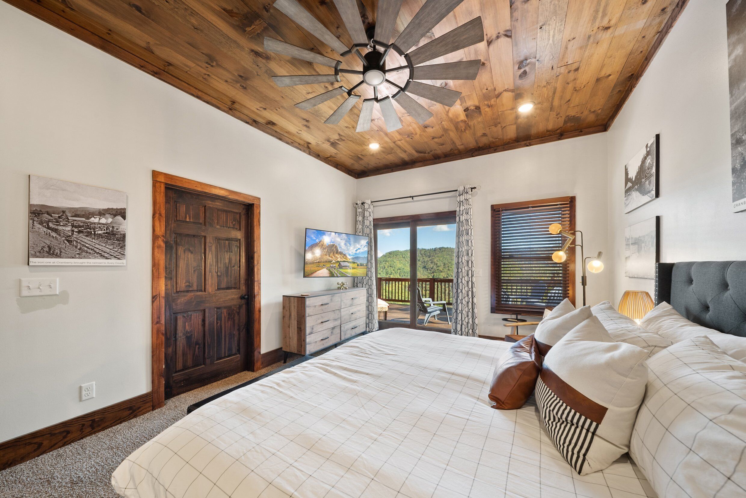 6 bedrooms, individually decorated, individually furnished, bed sheets