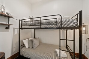 Hytte - flere senge - boblebad - bjergudsigt (Cranberry View Lodge) | 6 soveværelser, individuelt design, individuel indretning, sengetøj