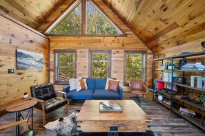 Hytte - flere senge - boblebad - bjergudsigt (Cranberry View Lodge) | Opholdsområde | Pejs