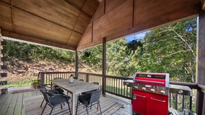 Outdoor dining - Cranberry View Lodge (Newland)