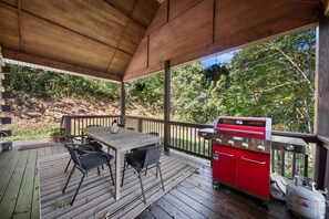 Outdoor dining - Cranberry View Lodge (Newland)