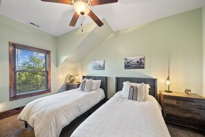 캐빈, 침대(여러 개), 온수 욕조, 산 전망 (Cranberry View Lodge) | 6 개의 침실, 각각 다른 스타일의 인테리어, 각각 다르게 가구 비치, 침대 시트