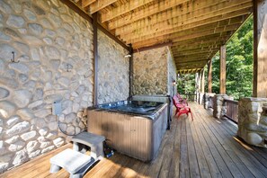 Outdoor spa tub - Cranberry View Lodge (Newland)